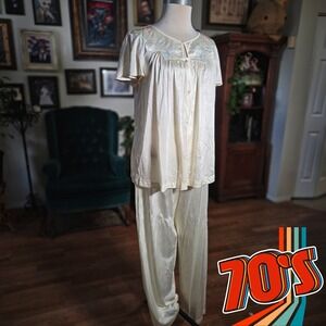 Vintage‎ 70s Val Mode Pajamas Set Cream Satin Short Sleeve Top Pants Medium
